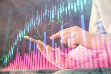 Bir adamın elini tutarken ve dijital bir cihaz ve ön grafik çizimi kullanırken çift pozlama. Finansal piyasa kavramı.