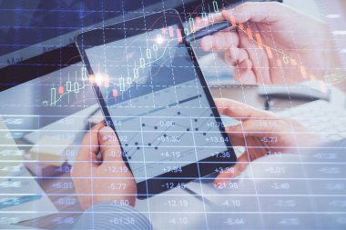 Bir adamın elini tutarken ve bir telefon ve finansal çizim kullanırken çift pozlama. Pazar analizi kavramı.