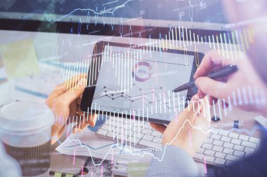 Bir adamın elini tutarken ve bir telefon ve finansal çizim kullanırken çift pozlama. Pazar analizi kavramı.