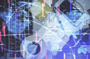 Masaüstü arkaplanındaki bilgisayarın üzerinde iş temalı hologram çizimleri. Üst Manzara. Çoklu maruz kalma. Uluslararası bağlantılar kavramı.