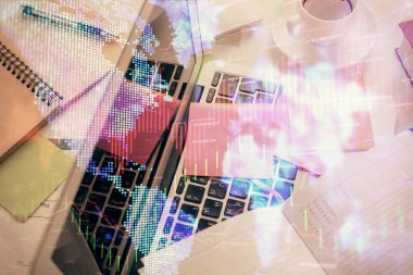 Bilgisayarla birlikte çok sayıda finansal şema çizimi. Araştırma ve analiz kavramı. Üst görünüm.