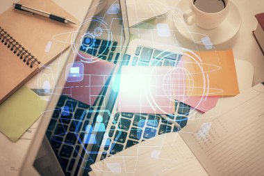 Masaüstü arkaplanındaki bilgisayar üzerinden sosyal ağ hologramı çizimleri. Üst Manzara. Çoklu maruz kalma. İnsanlarla bağlantı kavramı.