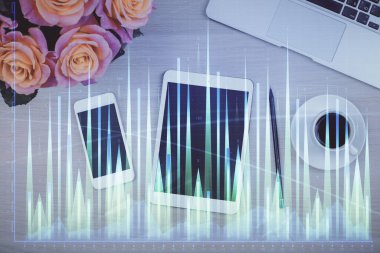 Forx grafik hologramının telefonlu hali. Üst Manzara. Mobil ticaret platformu kavramı.