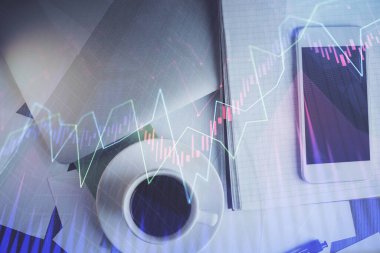 Forx grafik hologramının telefonlu masaüstü üzerinde çoklu pozlandırılması. Üst Manzara. Mobil ticaret platformu kavramı.