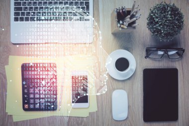 Çalışma masası üzerinde beyin çizimlerinin çoklu maruziyeti. Üst Manzara. Küresel veri analiz kavramı.