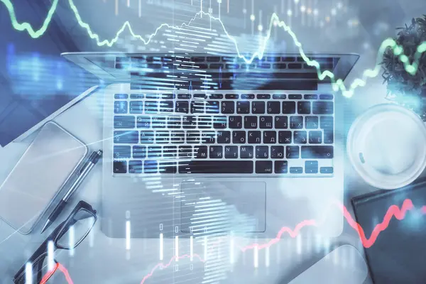 Bilgisayarla birlikte çok sayıda finansal şema çizimi. Araştırma kavramı. Üst görünüm.