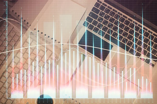 デスクトップ上の金融市場グラフとトップビューコンピュータ 多重露光 投資の概念 — ストック写真