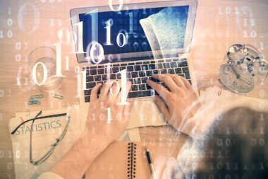 Bilgisayar klavyesinin ve veri temalı hologram çiziminin üzerine yazarken iki kez görüntülenmiş. Üst Manzara. Teknoloji konsepti.