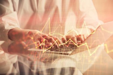 Bilgisayarda ve ön x grafik hologram çiziminde kadın eli yazarken çift pozlama. Borsa yatırım kavramı.