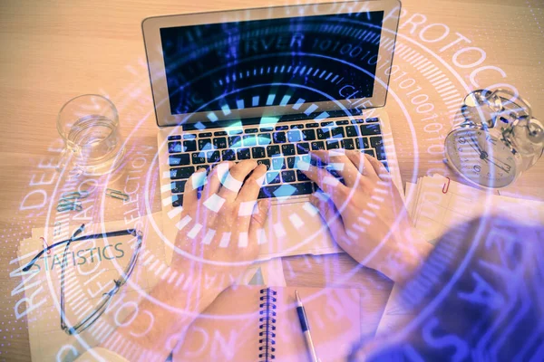 Bilgisayar klavyesinin ve veri temalı hologram çiziminin üzerine yazarken iki kez görüntülenmiş. Üst Manzara. Teknoloji konsepti.