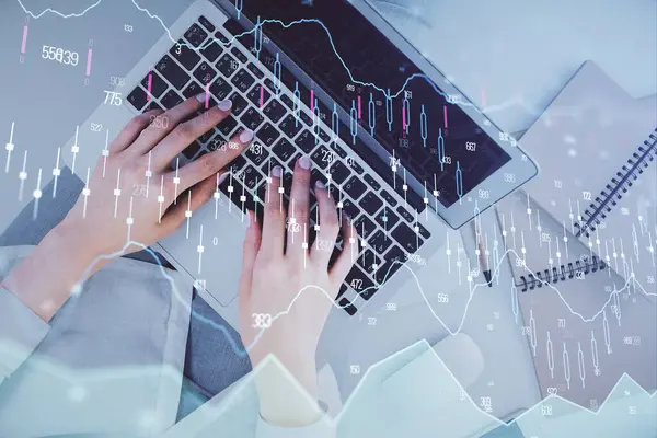 Bilgisayar ve ön grafik hologram çizimi üzerinde çalışan kadın elleri çift pozlama. Üst Manzara. Mali analiz kavramı.