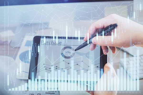 Bir adamın elini tutarken ve bir telefon ve finansal çizim kullanırken çift pozlama. Pazar analizi kavramı.