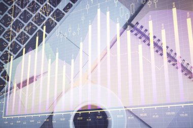 Borsa grafiği ve masa arkasındaki en üst görünüm bilgisayarı. Çifte maruziyet. Finansal eğitim kavramı.