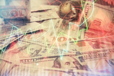 Forx grafiğinin çok sayıda görüntüsü bize dolar banknotları arka planında görünüyor. Finansal başarı piyasası kavramı.