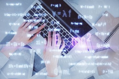 Bilgisayar ve formüllü hologram çizimlerinde çalışan kadın elleri çift pozlama. Üst Manzara. Bilim konsepti.