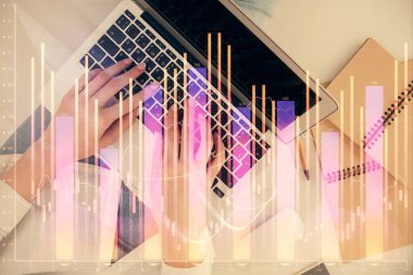 Bilgisayar ve ön grafik hologram çizimi üzerinde çalışan kadın elleri çift pozlama. Üst Manzara. Mali analiz kavramı.