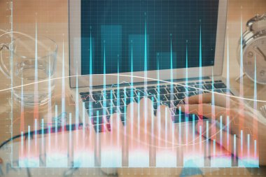 Arka planda bilgisayar üzerinde çalışan bir adamla birlikte çok sayıda piyasa haritasına maruz kaldık. Mali analiz kavramı.