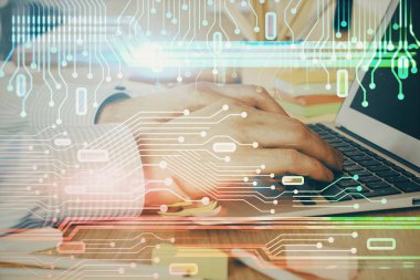 Teknoloji temalı dizüstü bilgisayarla çalışan bir iş adamı. Büyük veri kavramı. Çift pozlama.