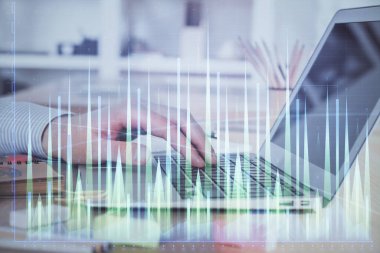 Arka planda dizüstü bilgisayar üzerinde çalışan adam ile borsa grafiği çift pozlama. Finansal analiz kavramı.