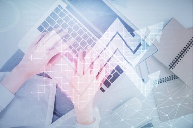 Bilgisayar ve ok hologramı çizimleri üzerinde çalışan kadın elleri çift pozlama. Üst Manzara. büyüme kavramı.