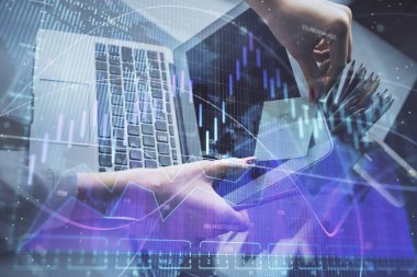İşkadını ellerinin bilgisayar ve finansal grafik hologramı çizimlerinde çifte pozlama. Borsa analizi kavramı.