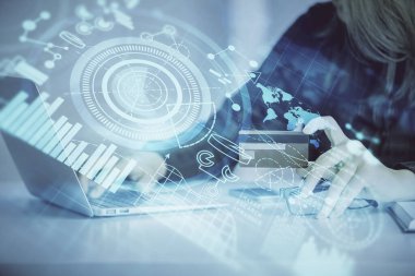 İnternetten alışveriş yapan bir kadının elinde kredi kartı ve finansal tema çizimi var. İş E-ticaret kavramı.