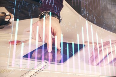 Bir adamın elini tutarken ve dijital bir cihaz ve ön grafik çizimi kullanırken çift pozlama. Finansal piyasa kavramı.