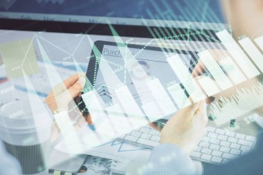 Bir adamın elini tutarken ve bir telefon ve finansal çizim kullanırken çift pozlama. Pazar analizi kavramı.