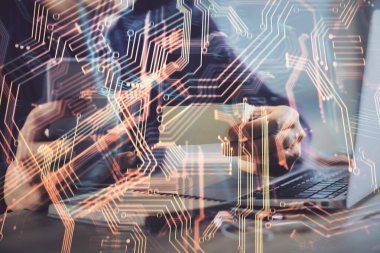 Dijital bir cihaz ve teknoloji temalı hologram çizimi kullanarak insanın elini tutarken çift pozlama. Teknoloji konsepti.