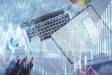 Forx grafiğinin bilgisayar ile masa arkaplanının üzerine çizimi. Finansal araştırma ve analiz kavramı. Üst görünüm.