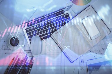 Forx grafiğinin bilgisayar ile masa arkaplanının üzerine çizimi. Finansal araştırma ve analiz kavramı. Üst görünüm.