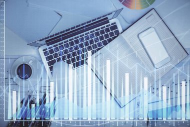 Forx grafiğinin bilgisayar ile masa arkaplanının üzerine çizimi. Finansal araştırma ve analiz kavramı. Üst görünüm.