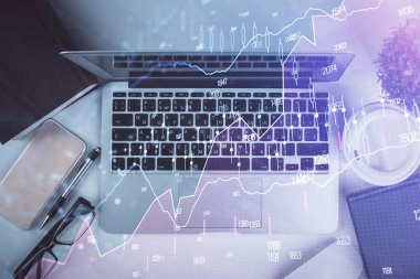 Bilgisayarla birlikte çok sayıda finansal şema çizimi. Araştırma kavramı. Üst görünüm.