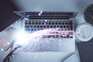 Masaüstü arkaplanındaki bilgisayar üzerinden sosyal ağ hologramı çizimleri. Üst Manzara. Çoklu maruz kalma. İnsanlarla bağlantı kavramı.