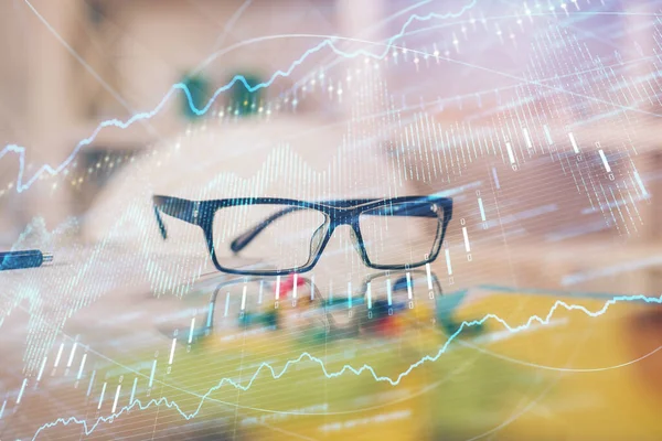 Holograma Gráfico Financeiro Com Óculos Fundo Mesa Conceito Negócio Dupla — Fotografia de Stock