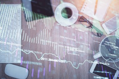 Masaüstü üzerinde telefonlu iki kat mali şema hologramı. Üst Manzara. Mobil ticaret platformu kavramı.