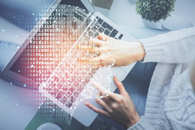 Bilgisayar ve insan beyin hologramı çizimleri üzerinde çalışan bir kadının çifte pozu. Üst Manzara. Ai kavramı.