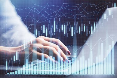 İş kadını ellerinin bilgisayar ve ön x çizelge hologramı çizimlerinde çifte pozlama. Mali analiz kavramı.