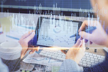 Bir adamın elini tutarken ve bir telefon ve finansal çizim kullanırken çift pozlama. Pazar analizi kavramı.