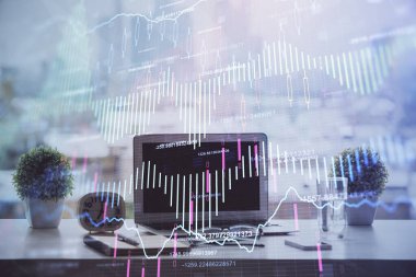 Masası ve kişisel bilgisayarı olan borsa grafiği. Çifte maruziyet. Mali analiz kavramı.