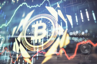 Blockchain temalı holograma ve bilgisayar arkaplanlı masaya çoklu maruz kalma. Bitcoin şifreleme para birimi kavramı.