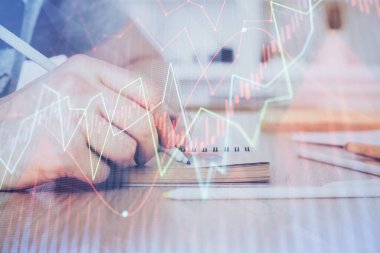 Borsa forex grafiği ile çoklu pozlama closeup eller. Araştırma ve analiz kavramı.