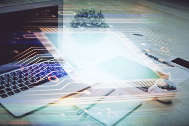 Arkaplanda bilgisayar ve veri teması çizimi olan tablonun çifte pozlandırılması. Yenilik kavramı.