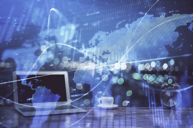 Masası ve kişisel bilgisayarı olan borsa grafiği. Çoklu maruz kalma. Mali analiz kavramı.