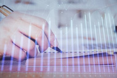 Bir adamın ön x grafiğiyle borsa notları alırken iki kez görüntülenmesi. Araştırma ve ticaret kavramı.