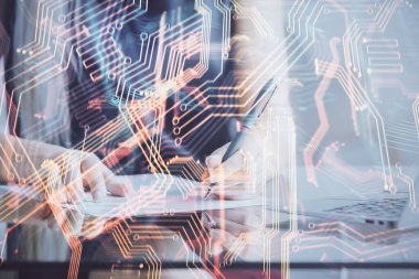 Teknoloji temalı hologramlar, arka plan notları alan kadınların elleri üzerinde. Teknoloji kavramı. Çift pozlama