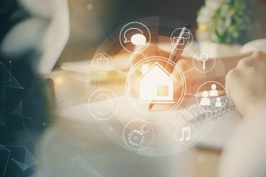 Not defterine el yazısının üzerini çiziyor. Ezik ev kavramı. Çoklu pozlama