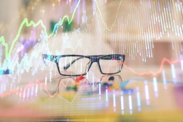 Hologram Finansowy Okularami Tle Stołu Koncepcja Biznesu Podwójna Ekspozycja — Zdjęcie stockowe