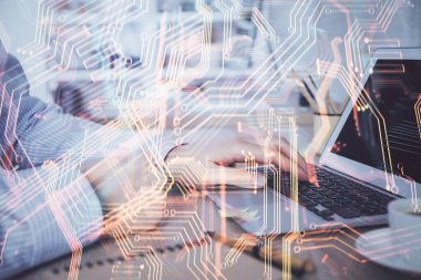 Teknoloji temalı hologramda arka planda çalışan bir adam var. Yüksek teknoloji konsepti. Çift pozlama.