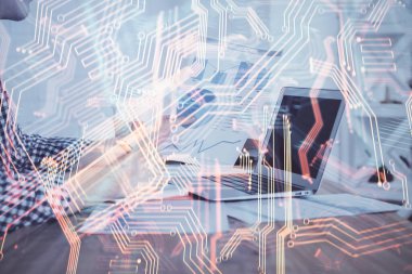 Teknoloji temalı hologramda arka planda çalışan bir adam var. Yüksek teknoloji konsepti. Çift pozlama.